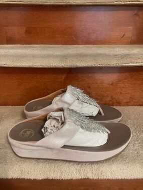 FitFlop Women's Champagne Metallic Fringe Wedge Sandals In Excellent Condition